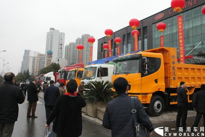 2月26日，安徽华菱星马汽车集团2014商务年会在安徽马鞍山举行。会上，华菱星马集团营销总监夏宏公布了华菱星马2014年的主要产生经营目标：产销各类底盘30000辆，产销各类专用车上装15000辆，其中出口3000辆，争取3500辆。图为商务年会门口摆放的华菱重卡。