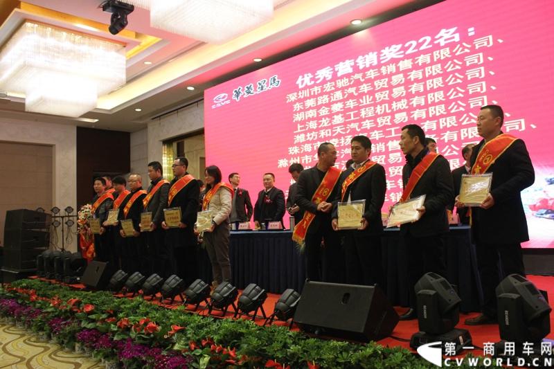 2月26日，安徽华菱星马汽车集团2014商务年会在安徽马鞍山举行。会上，华菱星马集团营销总监夏宏公布了华菱星马2014年的主要产生经营目标：产销各类底盘30000辆，产销各类专用车上装15000辆，其中出口3000辆，争取3500辆。图为为2013年作出优异工作的经销商们颁奖言。