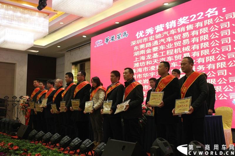2月26日，安徽华菱星马汽车集团2014商务年会在安徽马鞍山举行。会上，华菱星马集团营销总监夏宏公布了华菱星马2014年的主要产生经营目标：产销各类底盘30000辆，产销各类专用车上装15000辆，其中出口3000辆，争取3500辆。图为为2013年作出优异工作的经销商们颁奖言。