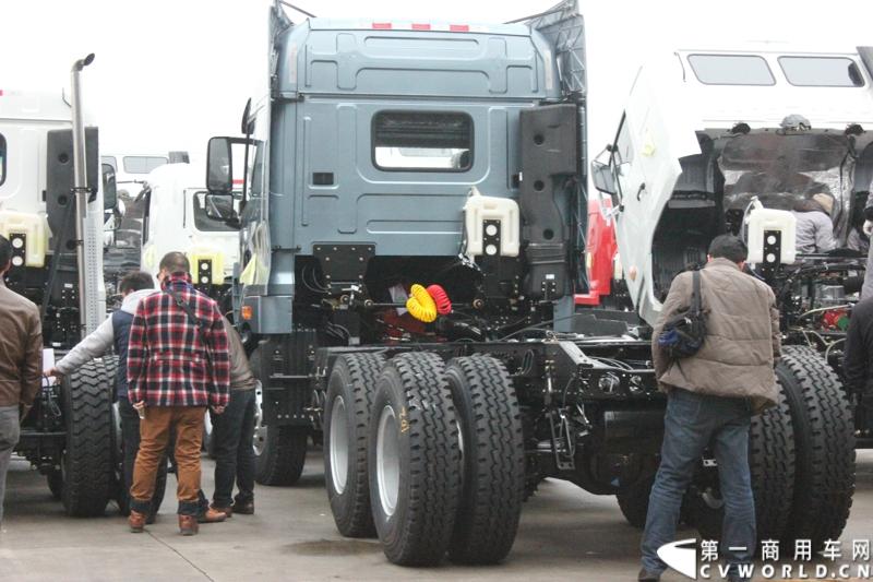 据介绍，目前华菱星马的新工厂有两条重卡生产线。一个是华菱重卡，一个是星凯马。另外还有一条正在建设的新生产线，正在打桩，预计今年五六月份就可以建好，这个生产线主要生产今年即将上市的新车型。图为参观停在车间外面的样车。
