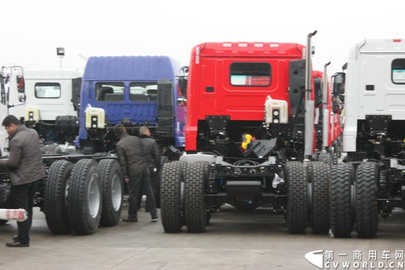 据介绍，目前华菱星马的新工厂有两条重卡生产线。一个是华菱重卡，一个是星凯马。另外还有一条正在建设的新生产线，正在打桩，预计今年五六月份就可以建好，这个生产线主要生产今年即将上市的新车型。图为参观停在车间外面的样车。