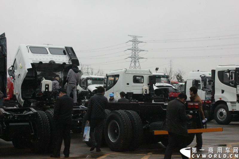 据介绍，目前华菱星马的新工厂有两条重卡生产线。一个是华菱重卡，一个是星凯马。另外还有一条正在建设的新生产线，正在打桩，预计今年五六月份就可以建好，这个生产线主要生产今年即将上市的新车型。图为对车辆比较关心的经销商们。