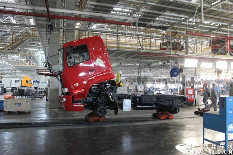 据介绍，目前华菱星马的新工厂有两条重卡生产线。一个是华菱重卡，一个是星凯马。另外还有一条正在建设的新生产线，正在打桩，预计今年五六月份就可以建好，这个生产线主要生产今年即将上市的新车型。图为生产线上等待装轮胎的重卡。