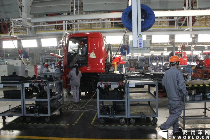 据介绍，目前华菱星马的新工厂有两条重卡生产线。一个是华菱重卡，一个是星凯马。另外还有一条正在建设的新生产线，正在打桩，预计今年五六月份就可以建好，这个生产线主要生产今年即将上市的新车型。图为工人们正在调试车辆。