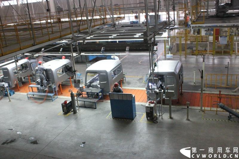 据介绍，目前华菱星马的新工厂有两条重卡生产线。一个是华菱重卡，一个是星凯马。另外还有一条正在建设的新生产线，正在打桩，预计今年五六月份就可以建好，这个生产线主要生产今年即将上市的新车型。图为工人们在清扫即将涂装的驾驶室。