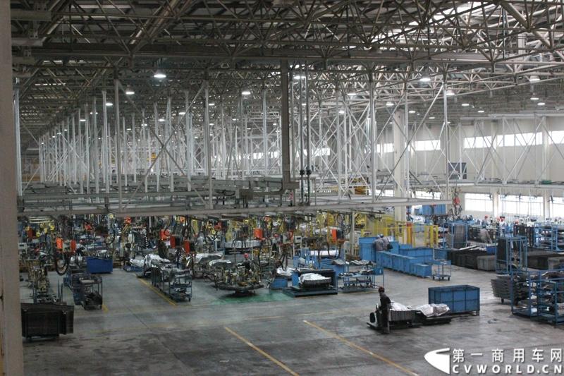 据介绍，目前华菱星马的新工厂有两条重卡生产线。一个是华菱重卡，一个是星凯马。另外还有一条正在建设的新生产线，正在打桩，预计今年五六月份就可以建好，这个生产线主要生产今年即将上市的新车型。图为车间内的忙碌景象。