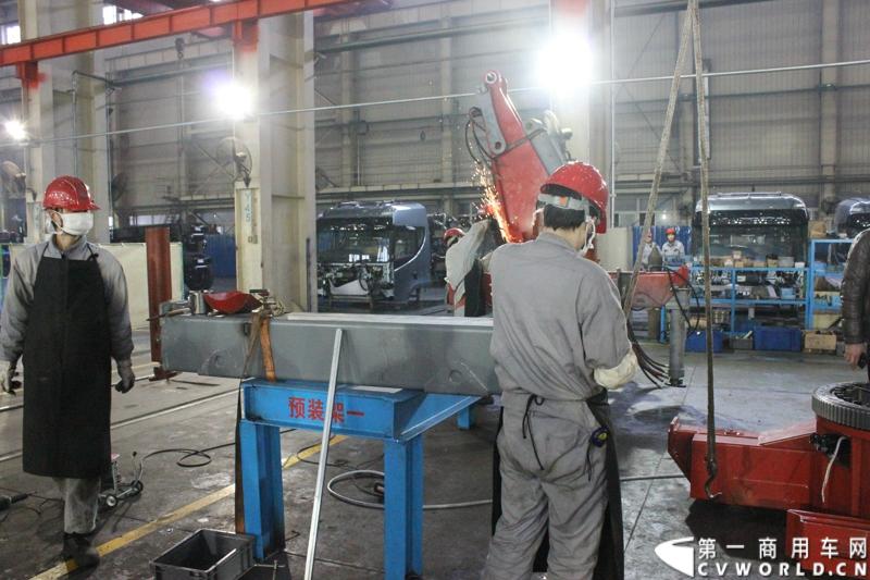 据介绍，目前华菱星马的新工厂有两条重卡生产线。一个是华菱重卡，一个是星凯马。另外还有一条正在建设的新生产线，正在打桩，预计今年五六月份就可以建好，这个生产线主要生产今年即将上市的新车型。图为重卡生产线上忙碌的工人。