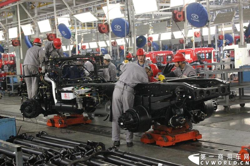 据介绍，目前华菱星马的新工厂有两条重卡生产线。一个是华菱重卡，一个是星凯马。另外还有一条正在建设的新生产线，正在打桩，预计今年五六月份就可以建好，这个生产线主要生产今年即将上市的新车型。图为工人们正站在组装重卡底盘。