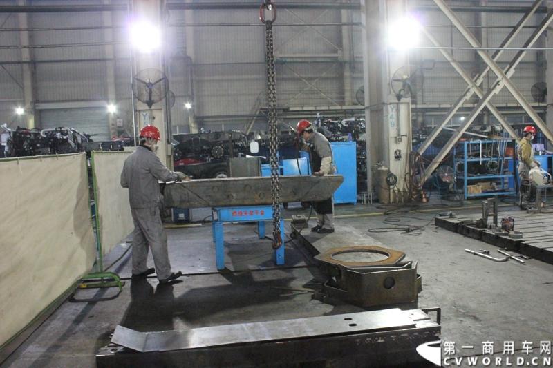 据介绍，目前华菱星马的新工厂有两条重卡生产线。一个是华菱重卡，一个是星凯马。另外还有一条正在建设的新生产线，正在打桩，预计今年五六月份就可以建好，这个生产线主要生产今年即将上市的新车型。图为重卡生产线上忙碌的工人。