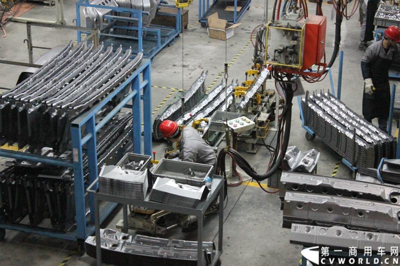 据介绍，目前华菱星马的新工厂有两条重卡生产线。一个是华菱重卡，一个是星凯马。另外还有一条正在建设的新生产线，正在打桩，预计今年五六月份就可以建好，这个生产线主要生产今年即将上市的新车型。图为工人熟练的进行焊接。