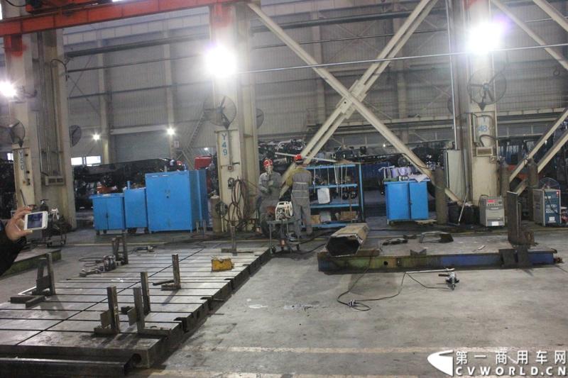 据介绍，目前华菱星马的新工厂有两条重卡生产线。一个是华菱重卡，一个是星凯马。另外还有一条正在建设的新生产线，正在打桩，预计今年五六月份就可以建好，这个生产线主要生产今年即将上市的新车型。图为重卡生产线上忙碌的工人。