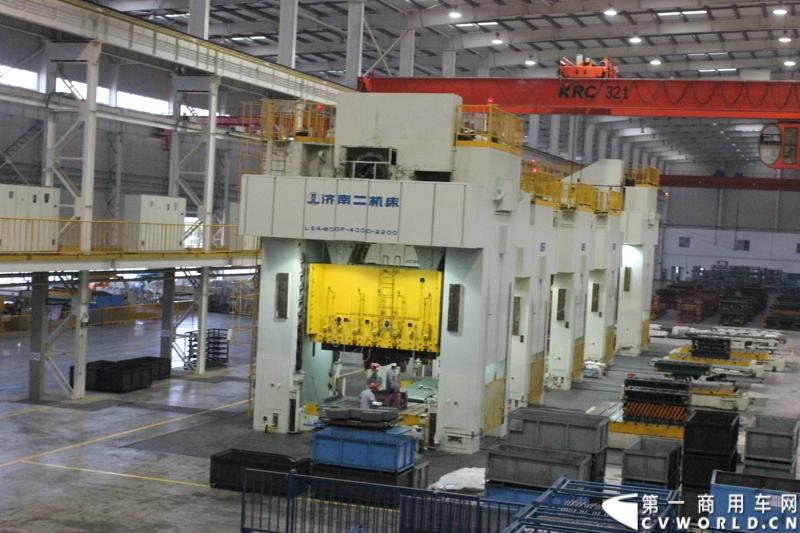 据介绍，目前华菱星马的新工厂有两条重卡生产线。一个是华菱重卡，一个是星凯马。另外还有一条正在建设的新生产线，正在打桩，预计今年五六月份就可以建好，这个生产线主要生产今年即将上市的新车型。图为华菱星马重卡车间的重型机床。