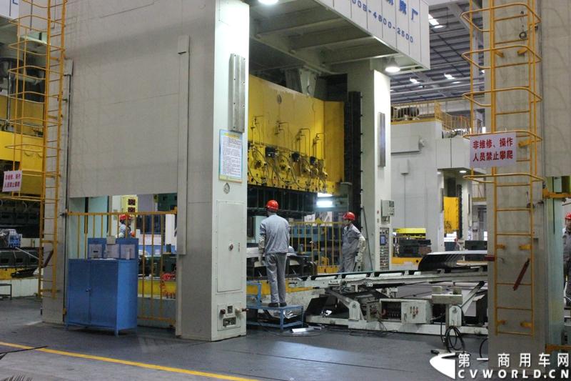 据介绍，目前华菱星马的新工厂有两条重卡生产线。一个是华菱重卡，一个是星凯马。另外还有一条正在建设的新生产线，正在打桩，预计今年五六月份就可以建好，这个生产线主要生产今年即将上市的新车型。图为华菱星马重卡车间的重型机床。