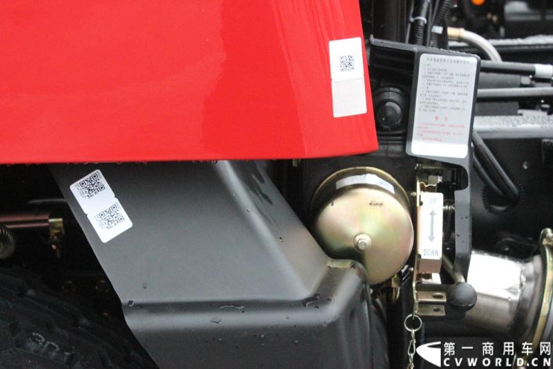 据介绍，目前华菱星马的新工厂有两条重卡生产线。一个是华菱重卡，一个是星凯马。另外还有一条正在建设的新生产线，正在打桩，预计今年五六月份就可以建好，这个生产线主要生产今年即将上市的新车型。图为华菱重卡的零部件，每一个零部件都有一个二维码，通过扫描二维码就可以连接这个零部件的各种信息。