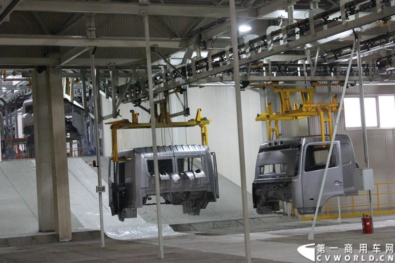 据介绍，目前华菱星马的新工厂有两条重卡生产线。一个是华菱重卡，一个是星凯马。另外还有一条正在建设的新生产线，正在打桩，预计今年五六月份就可以建好，这个生产线主要生产今年即将上市的新车型。图为即将进入涂装车间的驾驶室。