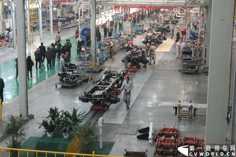 据介绍，目前华菱星马的新工厂有两条重卡生产线。一个是华菱重卡，一个是星凯马。另外还有一条正在建设的新生产线，正在打桩，预计今年五六月份就可以建好，这个生产线主要生产今年即将上市的新车型。图为参加年会的经销商们集体参观华菱星马重卡车间。