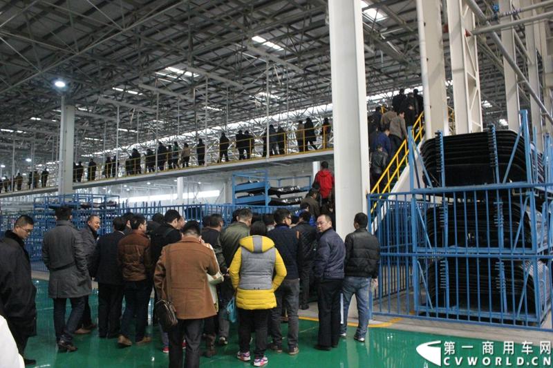 据介绍，目前华菱星马的新工厂有两条重卡生产线。一个是华菱重卡，一个是星凯马。另外还有一条正在建设的新生产线，正在打桩，预计今年五六月份就可以建好，这个生产线主要生产今年即将上市的新车型。图为参加年会的经销商们集体参观华菱星马重卡车间。