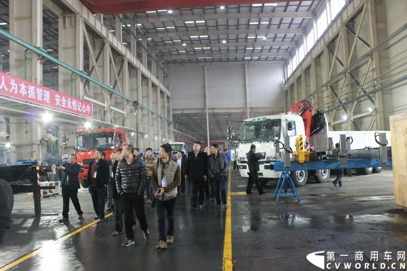 据介绍，目前华菱星马的新工厂有两条重卡生产线。一个是华菱重卡，一个是星凯马。另外还有一条正在建设的新生产线，正在打桩，预计今年五六月份就可以建好，这个生产线主要生产今年即将上市的新车型。图为参加年会的经销商们集体参观华菱星马重卡车间。