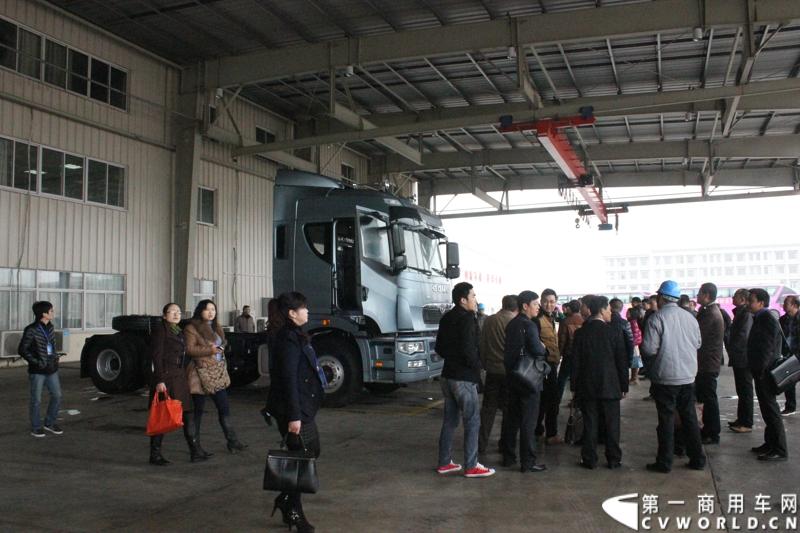 据介绍，目前华菱星马的新工厂有两条重卡生产线。一个是华菱重卡，一个是星凯马。另外还有一条正在建设的新生产线，正在打桩，预计今年五六月份就可以建好，这个生产线主要生产今年即将上市的新车型。图为参加年会的经销商们集体参观华菱星马重卡车间。