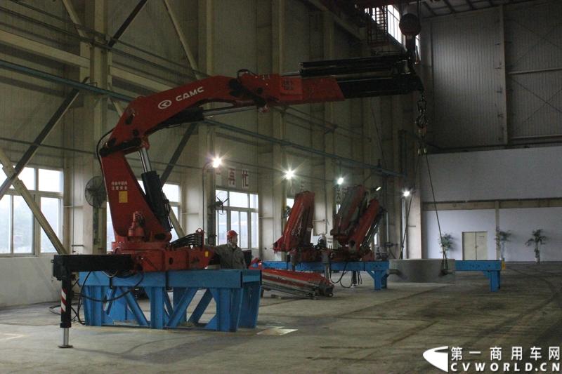 据介绍，目前华菱星马的新工厂有两条重卡生产线。一个是华菱重卡，一个是星凯马。另外还有一条正在建设的新生产线，正在打桩，预计今年五六月份就可以建好，这个生产线主要生产今年即将上市的新车型。图为华菱生产的随车吊，据介绍每一个华菱生产的随车吊都要经过试验才能上装。