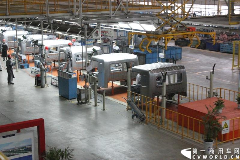 据介绍，目前华菱星马的新工厂有两条重卡生产线。一个是华菱重卡，一个是星凯马。另外还有一条正在建设的新生产线，正在打桩，预计今年五六月份就可以建好，这个生产线主要生产今年即将上市的新车型。图为流水线上的驾驶室。