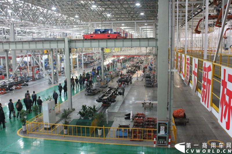 据介绍，目前华菱星马的新工厂有两条重卡生产线。一个是华菱重卡，一个是星凯马。另外还有一条正在建设的新生产线，正在打桩，预计今年五六月份就可以建好，这个生产线主要生产今年即将上市的新车型。图为忙碌的生产线。