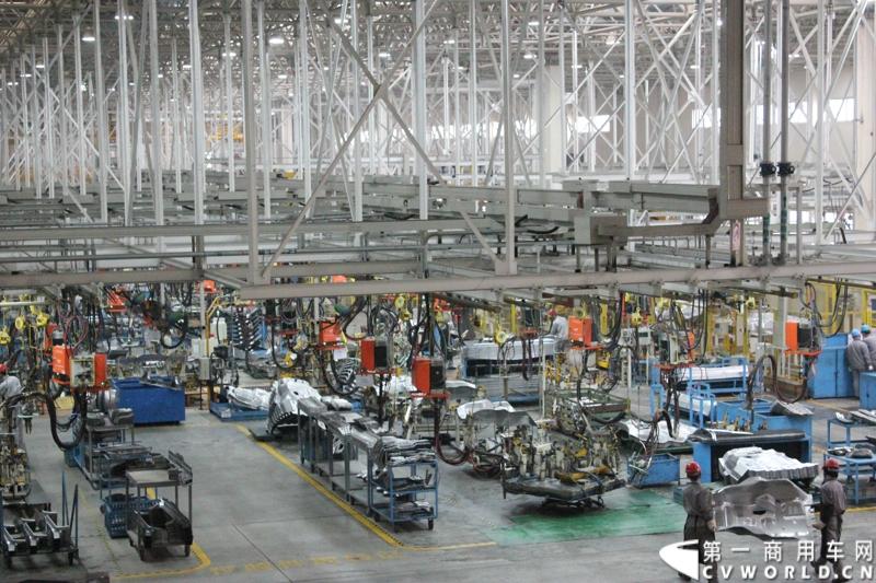 据介绍，目前华菱星马的新工厂有两条重卡生产线。一个是华菱重卡，一个是星凯马。另外还有一条正在建设的新生产线，正在打桩，预计今年五六月份就可以建好，这个生产线主要生产今年即将上市的新车型。图为忙碌的生产线。
