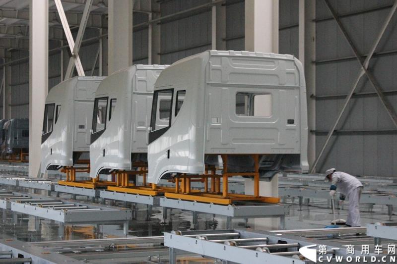 据介绍，目前华菱星马的新工厂有两条重卡生产线。一个是华菱重卡，一个是星凯马。另外还有一条正在建设的新生产线，正在打桩，预计今年五六月份就可以建好，这个生产线主要生产今年即将上市的新车型。图为涂装完毕的驾驶室。