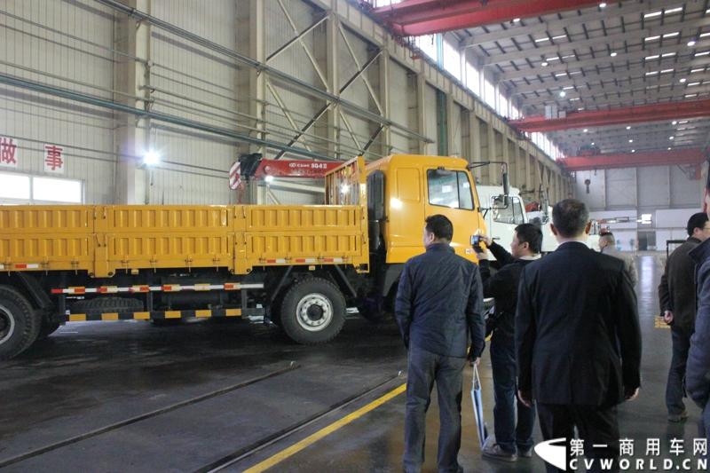 据介绍，目前华菱星马的新工厂有两条重卡生产线。一个是华菱重卡，一个是星凯马。另外还有一条正在建设的新生产线，正在打桩，预计今年五六月份就可以建好，这个生产线主要生产今年即将上市的新车型。图为在车间里面停放着已经生产完毕的随车吊。