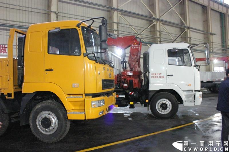 据介绍，目前华菱星马的新工厂有两条重卡生产线。一个是华菱重卡，一个是星凯马。另外还有一条正在建设的新生产线，正在打桩，预计今年五六月份就可以建好，这个生产线主要生产今年即将上市的新车型。图为在车间里面停放着已经生产完毕的随车吊。