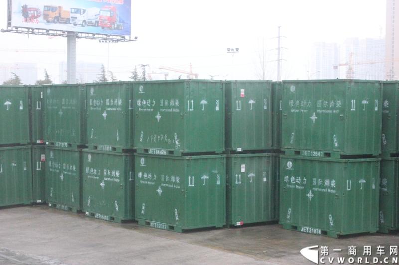 据介绍，目前华菱星马的新工厂有两条重卡生产线。一个是华菱重卡，一个是星凯马。另外还有一条正在建设的新生产线，正在打桩，预计今年五六月份就可以建好，这个生产线主要生产今年即将上市的新车型。图为在车间外面 停放着众多潍柴发动机。