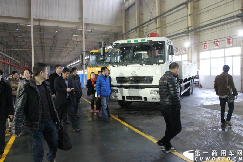 据介绍，目前华菱星马的新工厂有两条重卡生产线。一个是华菱重卡，一个是星凯马。另外还有一条正在建设的新生产线，正在打桩，预计今年五六月份就可以建好，这个生产线主要生产今年即将上市的新车型。图为在车间里面停放着已经生产完毕的随车吊。