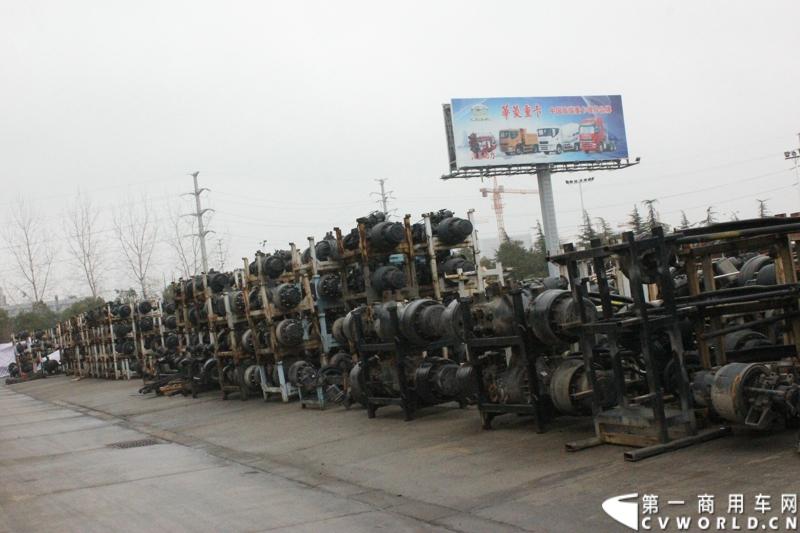 据介绍，目前华菱星马的新工厂有两条重卡生产线。一个是华菱重卡，一个是星凯马。另外还有一条正在建设的新生产线，正在打桩，预计今年五六月份就可以建好，这个生产线主要生产今年即将上市的新车型。图为在车间外面摆放的车桥。