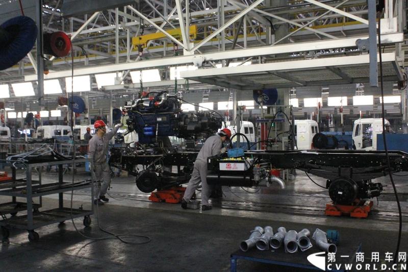 据介绍，目前华菱星马的新工厂有两条重卡生产线。一个是华菱重卡，一个是星凯马。另外还有一条正在建设的新生产线，正在打桩，预计今年五六月份就可以建好，这个生产线主要生产今年即将上市的新车型。图为正在安装给底盘安装发动机的工人们。