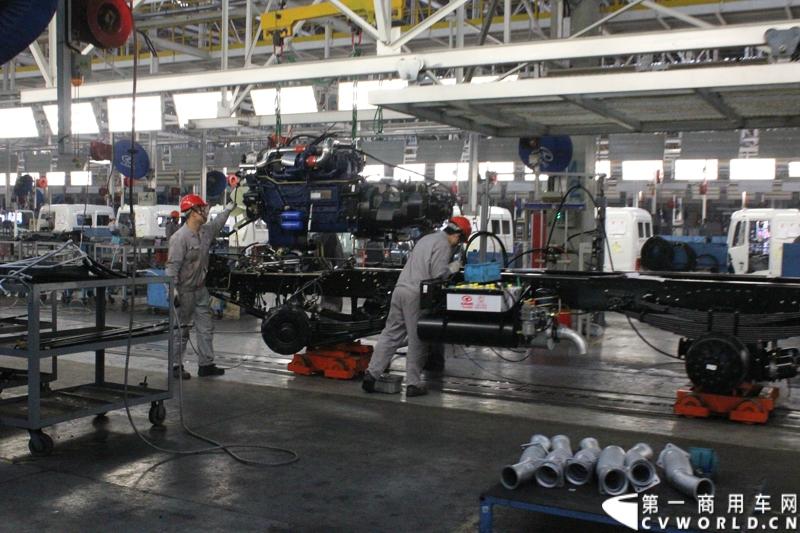 据介绍，目前华菱星马的新工厂有两条重卡生产线。一个是华菱重卡，一个是星凯马。另外还有一条正在建设的新生产线，正在打桩，预计今年五六月份就可以建好，这个生产线主要生产今年即将上市的新车型。图为正在安装给底盘安装发动机的工人们，从外形看应该是潍柴发动机。