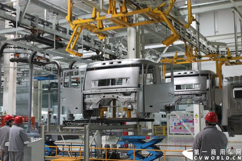 据介绍，目前华菱星马的新工厂有两条重卡生产线。一个是华菱重卡，一个是星凯马。另外还有一条正在建设的新生产线，正在打桩，预计今年五六月份就可以建好，这个生产线主要生产今年即将上市的新车型。图为正在排队进入涂装车间的驾驶室。