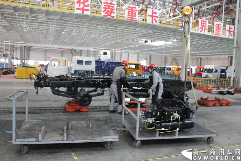 据介绍，目前华菱星马的新工厂有两条重卡生产线。一个是华菱重卡，一个是星凯马。另外还有一条正在建设的新生产线，正在打桩，预计今年五六月份就可以建好，这个生产线主要生产今年即将上市的新车型。图为正在组装重卡底盘的工人们。