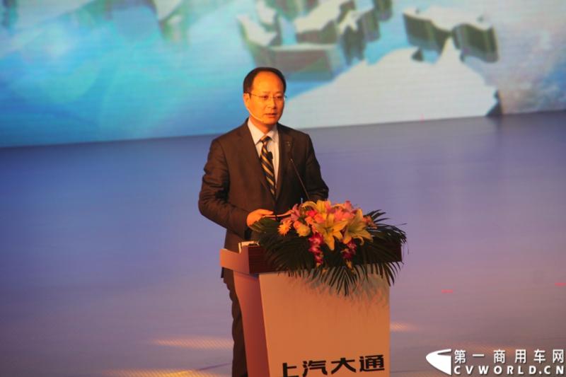 2月28日，“两翼并举 与未来同行”上汽大通品牌战略暨全领域MPV G10发布会在上海举行。在本次发布会上，上汽大通发布品牌规划，并亮相全新品牌标识，同时推出上汽集团凝聚全球技术实力打造的另一款MPV力作，上汽大通全领域MPV G10。图为上汽商用车公司副总经理于琼根介绍大通新的品牌标识。