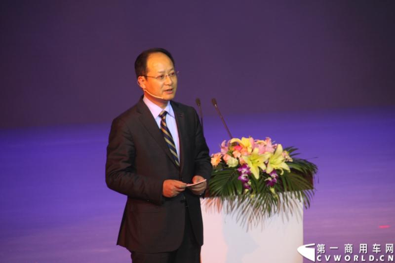 2月28日，“两翼并举 与未来同行”上汽大通品牌战略暨全领域MPV G10发布会在上海举行。在本次发布会上，上汽大通发布品牌规划，并亮相全新品牌标识，同时推出上汽集团凝聚全球技术实力打造的另一款MPV力作，上汽大通全领域MPV G10。图为上汽商用车公司副总经理于琼根介绍大通新的品牌标识。