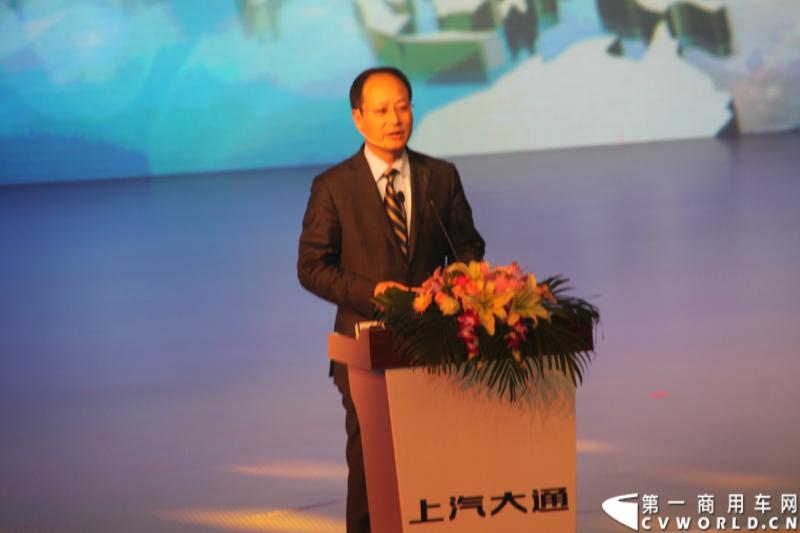 2月28日，“两翼并举 与未来同行”上汽大通品牌战略暨全领域MPV G10发布会在上海举行。在本次发布会上，上汽大通发布品牌规划，并亮相全新品牌标识，同时推出上汽集团凝聚全球技术实力打造的另一款MPV力作，上汽大通全领域MPV G10。图为上汽商用车公司副总经理于琼根介绍大通新的品牌标识。