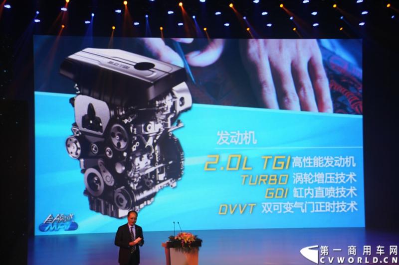 2月28日，“两翼并举 与未来同行”上汽大通品牌战略暨全领域MPV G10发布会在上海举行。在本次发布会上，上汽大通发布品牌规划，并亮相全新品牌标识，同时推出上汽集团凝聚全球技术实力打造的另一款MPV力作，上汽大通全领域MPV G10。图为发布会现场介绍G10发动机特性。