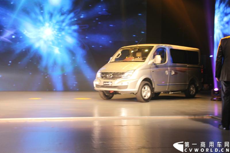 2月28日，“两翼并举 与未来同行”上汽大通品牌战略暨全领域MPV G10发布会在上海举行。在本次发布会上，上汽大通发布品牌规划，并亮相全新品牌标识，同时推出上汽集团凝聚全球技术实力打造的另一款MPV力作，上汽大通全领域MPV G10。图为全新Logo的大通V80。