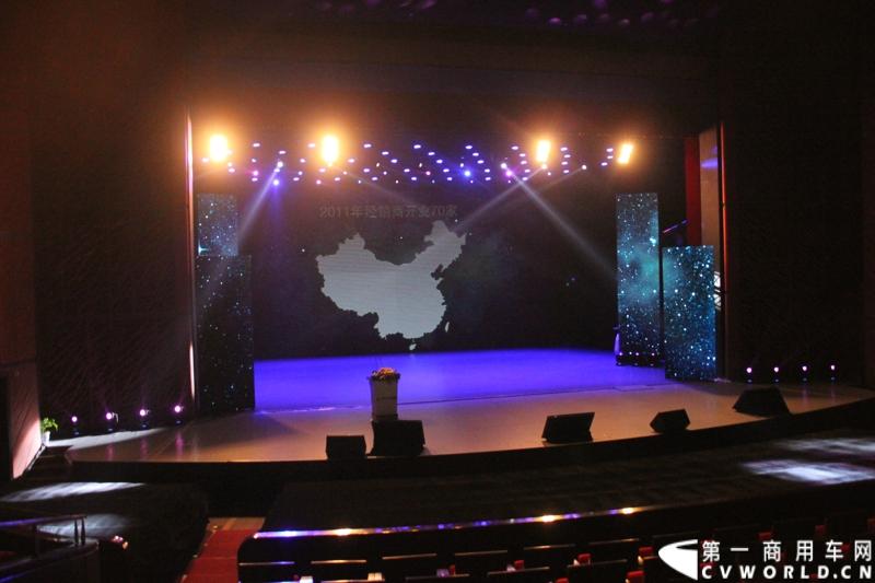 2月28日，“两翼并举 与未来同行”上汽大通品牌战略暨全领域MPV G10发布会在上海举行。在本次发布会上，上汽大通发布品牌规划，并亮相全新品牌标识，同时推出上汽集团凝聚全球技术实力打造的另一款MPV力作，上汽大通全领域MPV G10。图为发布会现场。