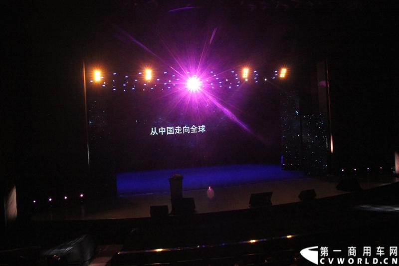 2月28日，“两翼并举 与未来同行”上汽大通品牌战略暨全领域MPV G10发布会在上海举行。在本次发布会上，上汽大通发布品牌规划，并亮相全新品牌标识，同时推出上汽集团凝聚全球技术实力打造的另一款MPV力作，上汽大通全领域MPV G10。图为发布会现场。