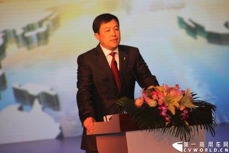 2月28日，“两翼并举 与未来同行”上汽大通品牌战略暨全领域MPV G10发布会在上海举行。在本次发布会上，上汽大通发布品牌规划，并亮相全新品牌标识，同时推出上汽集团凝聚全球技术实力打造的另一款MPV力作，上汽大通全领域MPV G10。图为上汽商用车公司总经理蓝青松致辞。