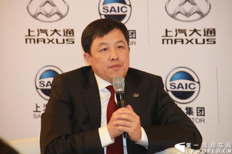 2月28日，“两翼并举 与未来同行”上汽大通品牌战略暨全领域MPV G10发布会在上海举行。在本次发布会上，上汽大通发布品牌规划，并亮相全新品牌标识，同时推出上汽集团凝聚全球技术实力打造的另一款MPV力作，上汽大通全领域MPV G10。图为上汽商用车公司总经理蓝青松接受采访。