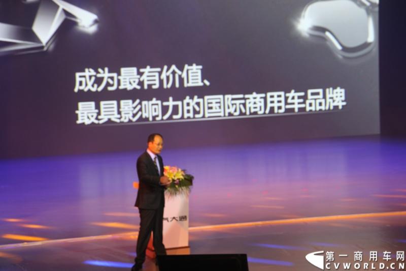 2月28日，“两翼并举 与未来同行”上汽大通品牌战略暨全领域MPV G10发布会在上海举行。在本次发布会上，上汽大通发布品牌规划，并亮相全新品牌标识，同时推出上汽集团凝聚全球技术实力打造的另一款MPV力作，上汽大通全领域MPV G10。图为上汽商用车公司副总经理于琼根。