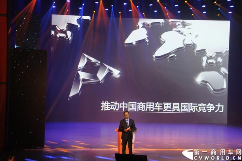 2月28日，“两翼并举 与未来同行”上汽大通品牌战略暨全领域MPV G10发布会在上海举行。在本次发布会上，上汽大通发布品牌规划，并亮相全新品牌标识，同时推出上汽集团凝聚全球技术实力打造的另一款MPV力作，上汽大通全领域MPV G10。图为上汽商用车公司副总经理于琼根。