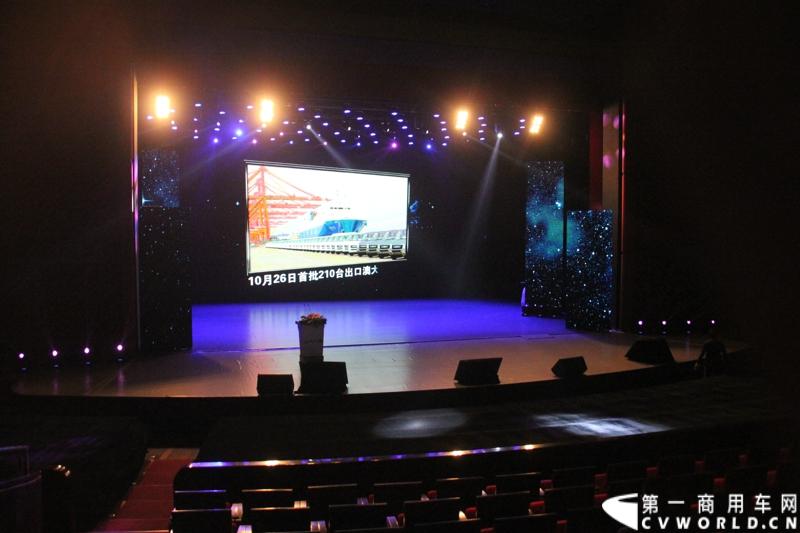 2月28日，“两翼并举 与未来同行”上汽大通品牌战略暨全领域MPV G10发布会在上海举行。在本次发布会上，上汽大通发布品牌规划，并亮相全新品牌标识，同时推出上汽集团凝聚全球技术实力打造的另一款MPV力作，上汽大通全领域MPV G10。图为发布会现场。