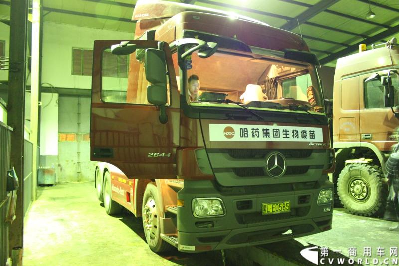 临行前夜，在梅赛德斯-奔驰卡车（中国）有限公司哈尔滨市奔驰卡车4S店内，一行工作人员为车辆进行检测维修，并贴上本次西藏之行的标语爱心企业标识。
